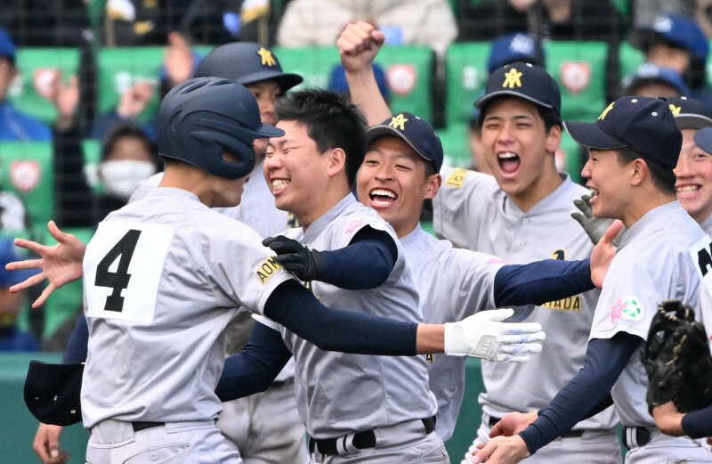 【京都国際－青森山田】九回裏青森山田1死三塁、サヨナラ打を放った伊藤英（左）を出迎える青森山田の選手たち＝阪神甲子園球場で2024年3月21日、三浦研吾撮影