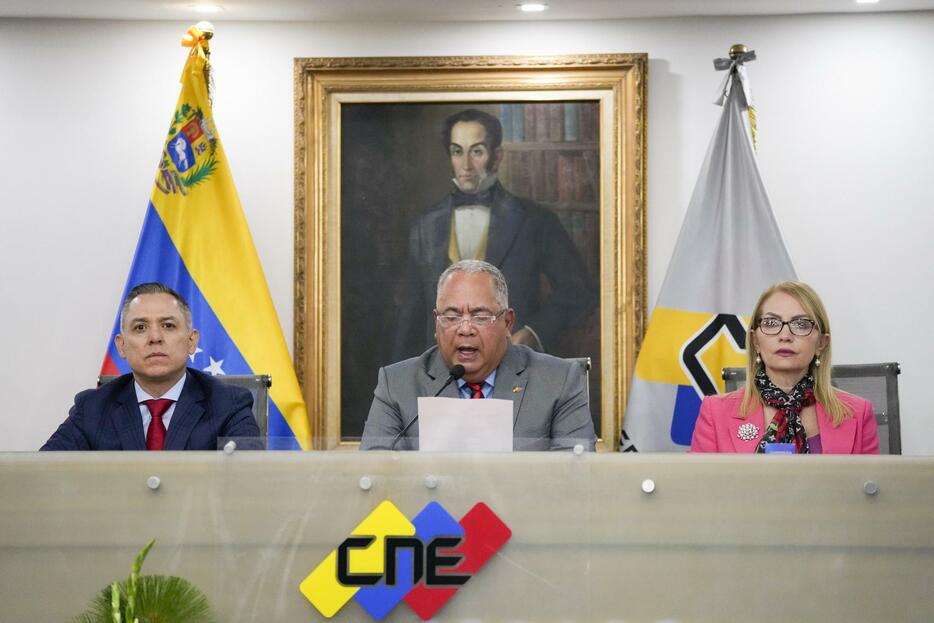 7月28日の大統領選実施を発表するベネズエラの選挙管理当局幹部ら＝5日、カラカス（AP＝共同）