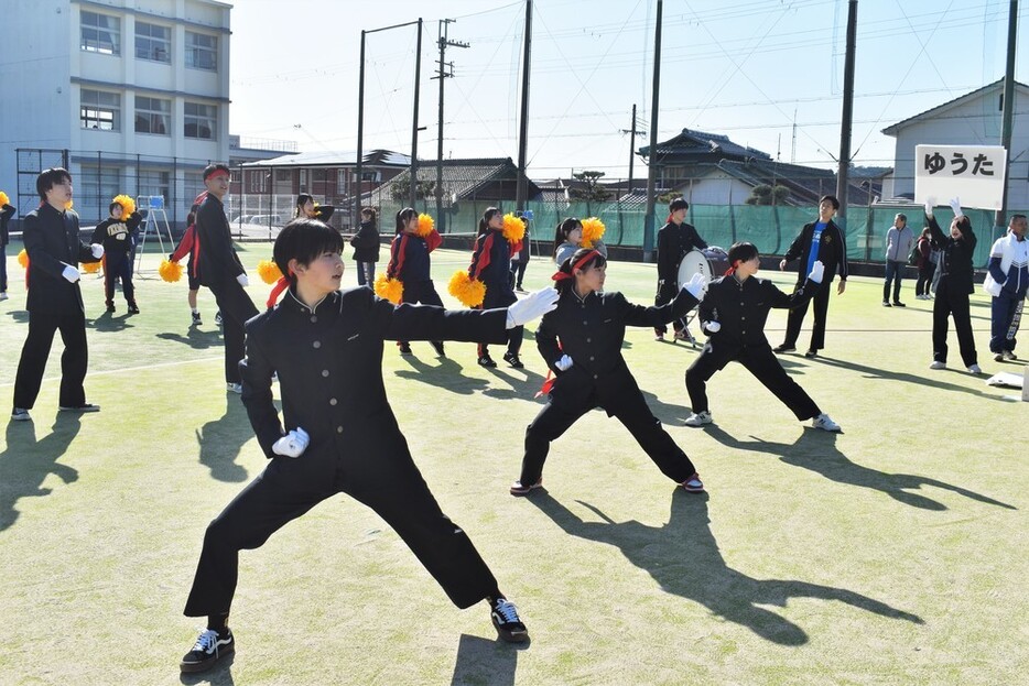 グラウンドで行われた練習試合に合わせ、演舞する応援団の生徒たち＝湯浅町の耐久高で、安西李姫撮影