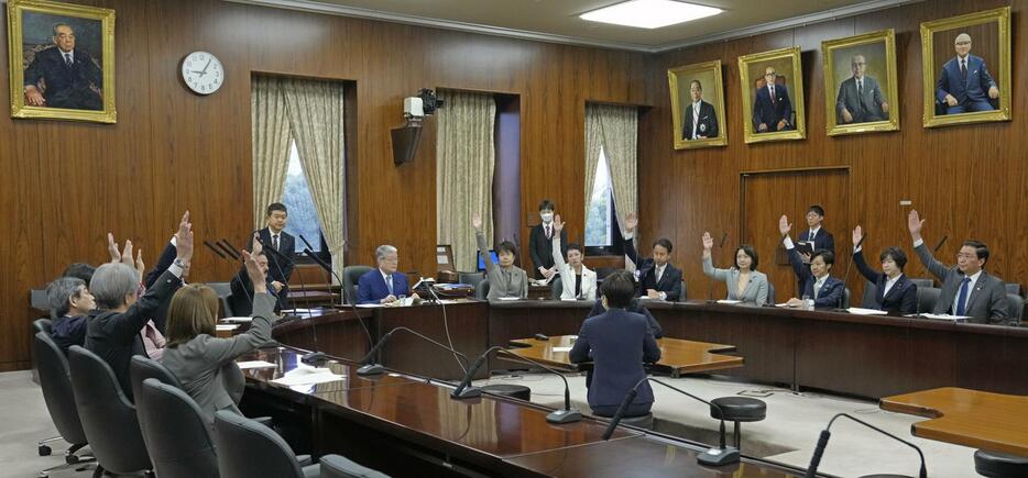 自民党派閥の政治資金パーティー裏金事件を受け、野党が申し立てた参院議員32人全員を審査対象にすると全会一致で議決した参院政治倫理審査会＝8日午前