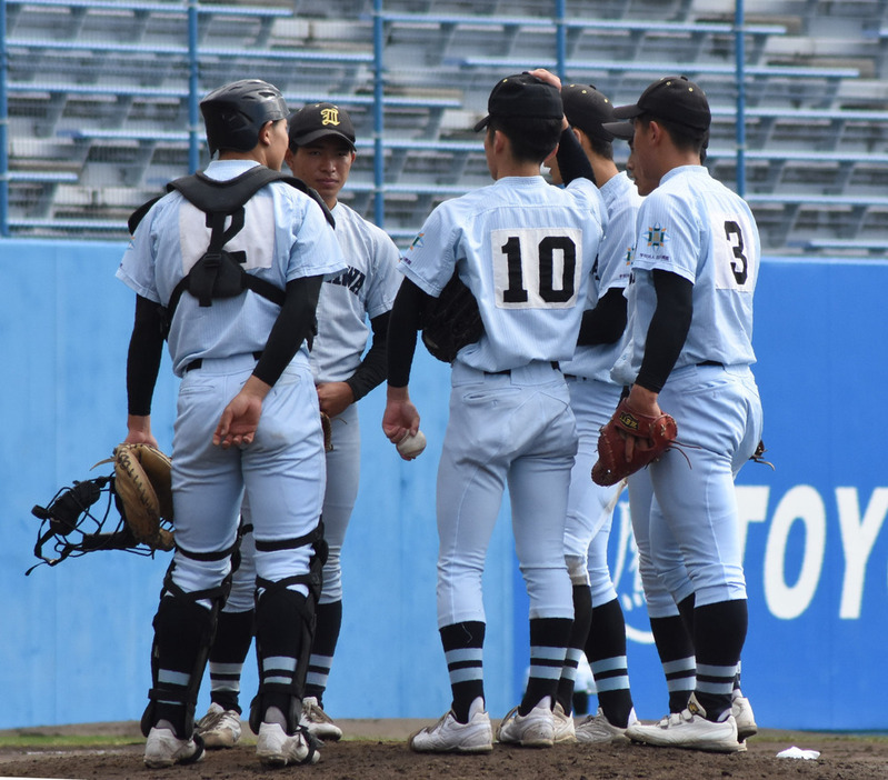 秋季東北地区高校野球大会準決勝の八戸学院光星戦で好投を続ける佐藤翼（中央、背番号１０）をもり立てるチームメートたち。団結力もチームの魅力の一つだ＝秋田市のこまちスタジアムで２０２３年１０月２２日、竹田直人撮影