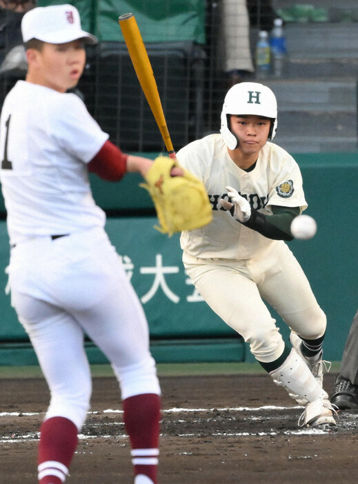 【報徳学園－常総学院】三回表報徳学園1死一、二塁、斎藤が中前適時打を放つ（投手・小林）＝阪神甲子園球場で2024年3月27日、三浦研吾撮影