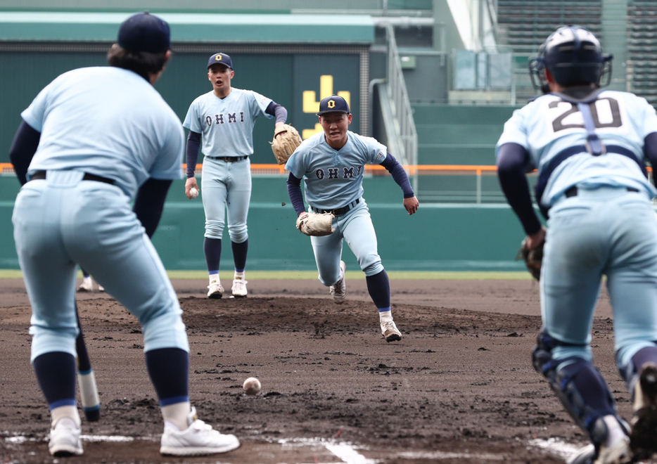 守備練習をする近江の選手たち＝兵庫県西宮市の阪神甲子園球場で、中川祐一撮影