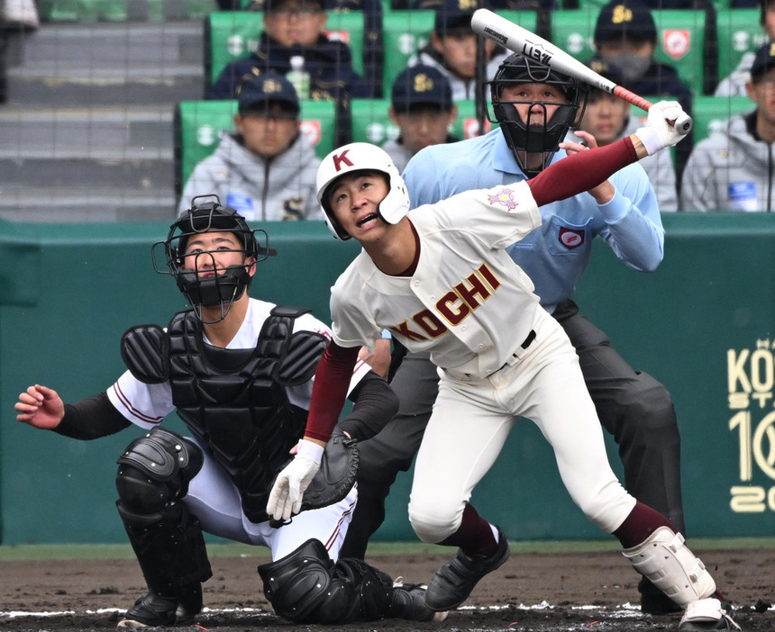 【広陵―高知】三回裏高知無死、日野が中前打を放つ＝兵庫県西宮市の阪神甲子園球場で、三浦研吾撮影