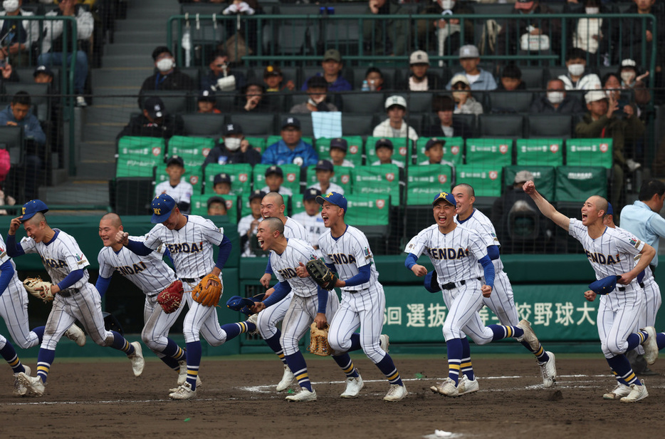 準決勝進出を決めアルプス席にあいさつに向かう健大高崎の選手たち＝喜屋武真之介撮影、阪神甲子園球場で２０２４年３月２８日、喜屋武真之介撮影