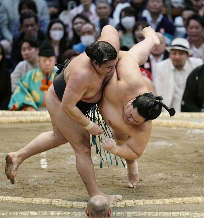 霧島（左）が上手投げで琴ノ若を破る＝エディオンアリーナ大阪