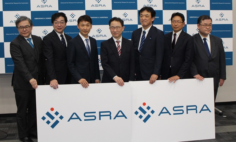 ASRAの役員陣。左から4人目が山本理事長
