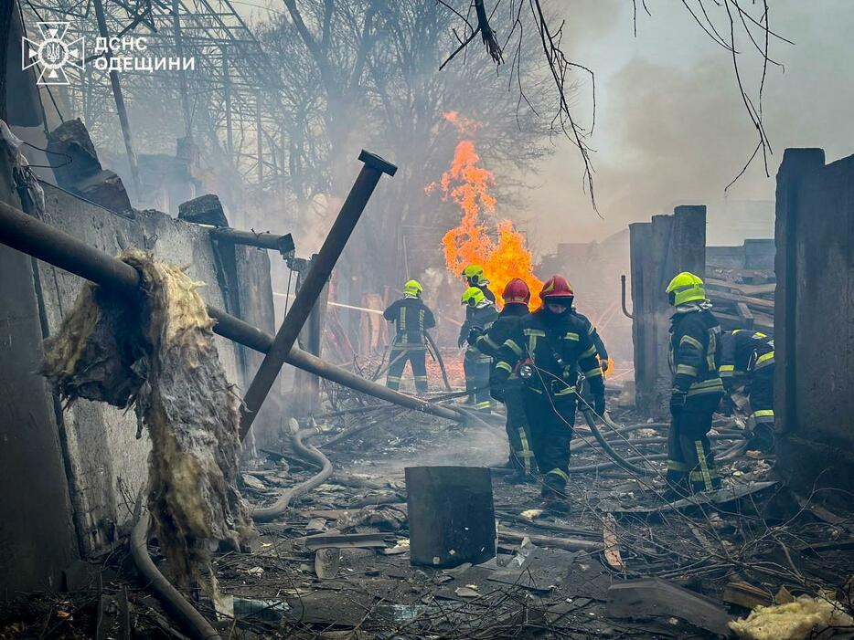 ロシアのミサイル攻撃があった現場で消火作業を行う消防隊員＝15日、ウクライナ・オデッサ州（ウクライナ非常事態庁提供、ロイター＝共同）