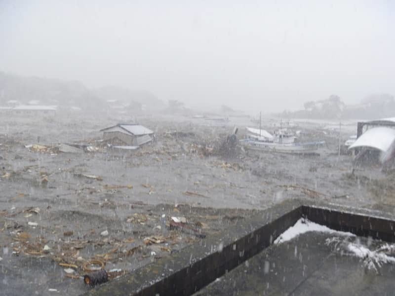 ２０１１年３月１１日、宮城県・野々島を襲った津波（塩釜市提供）