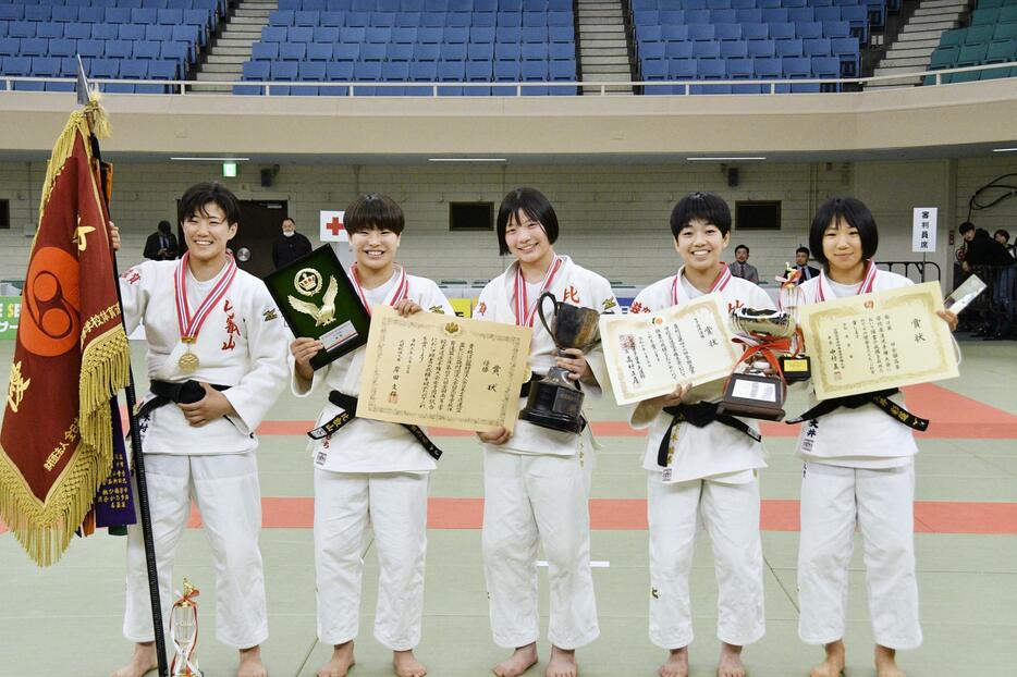 女子団体で優勝した比叡山の選手ら＝20日、日本武道館