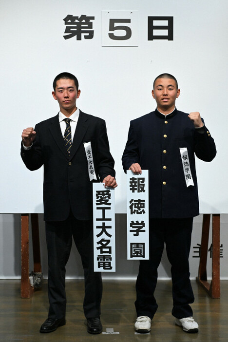 対戦が決まり健闘を誓う愛工大名電の山口泰知主将（左）と報徳学園の間木歩主将＝大阪市北区の毎日新聞大阪本社オーバルホールで2024年3月8日、大西岳彦撮影