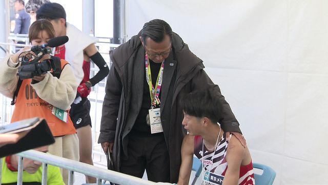 レース後、西山雄介選手の力走をたたえる駒澤大学の大八木弘明総監督(C)東京マラソン財団