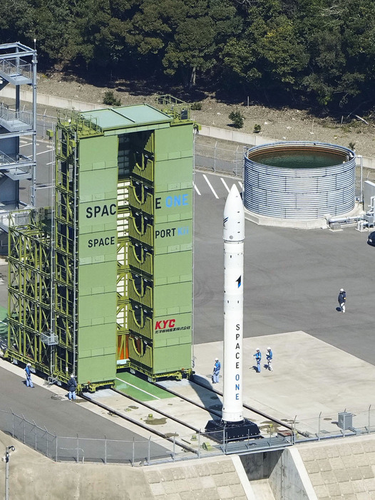 「スペースポート紀伊」で打ち上げを控えた小型ロケット「カイロス」1号機＝13日午前10時40分、和歌山県串本町（共同通信社ヘリから）