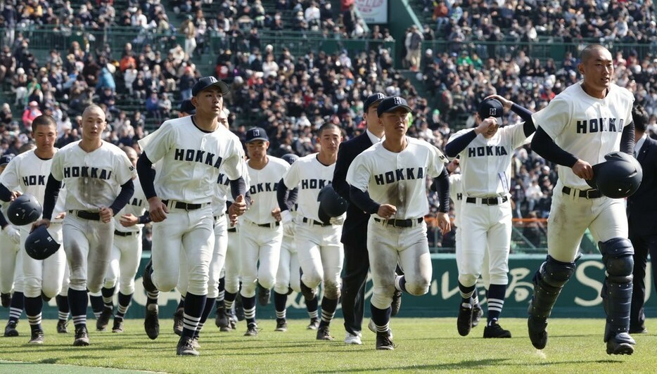 【北海―大阪桐蔭】試合後、応援団へのあいさつを終えて引き揚げる北海の選手たち＝阪神甲子園球場で２０２４年３月２２日、中川祐一撮影