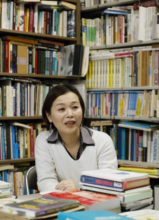 学生への思いを語る金子百合子教授=２０２４年２月２１日、神戸市