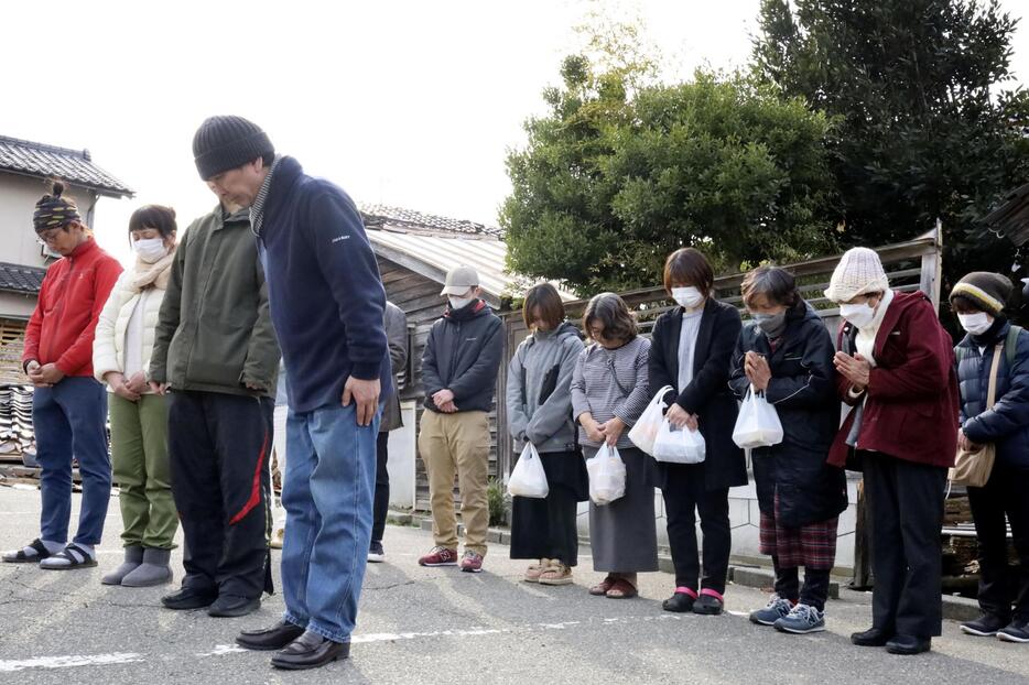 東日本大震災の発生時刻に黙とうする石川県輪島市の被災者ら＝11日午後2時46分