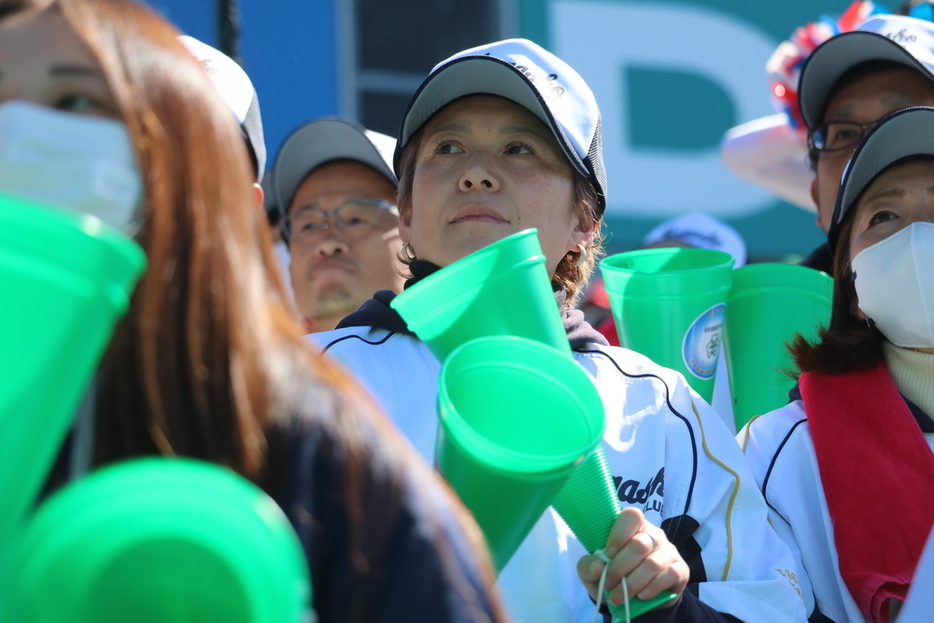 応援する小泉和代さん＝兵庫県西宮市の阪神甲子園球場で２０２４年３月２７日、原諒馬撮影