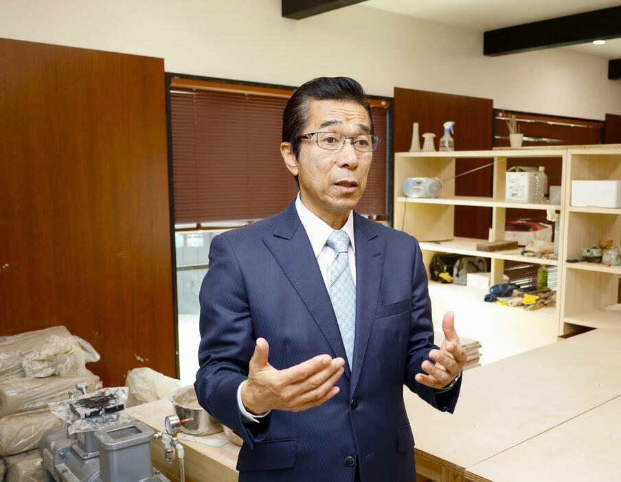 再建した工房で報道陣の取材に応じる近藤学さん＝15日午前、福島県浪江町