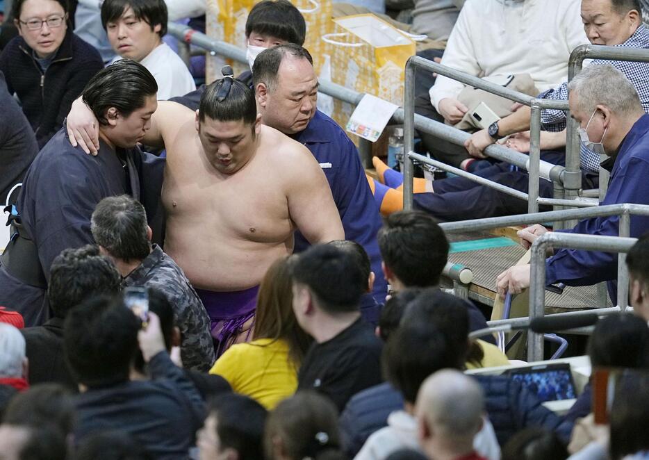 朝乃山に敗れ、肩を借りて引き揚げる尊富士＝エディオンアリーナ大阪