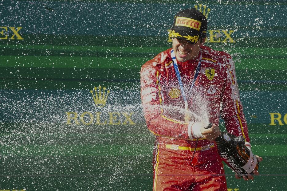 オーストラリアGPで今季初勝利を挙げ、シャンパンファイトを楽しむフェラーリのサインツ＝24日、メルボルン（AP＝共同）