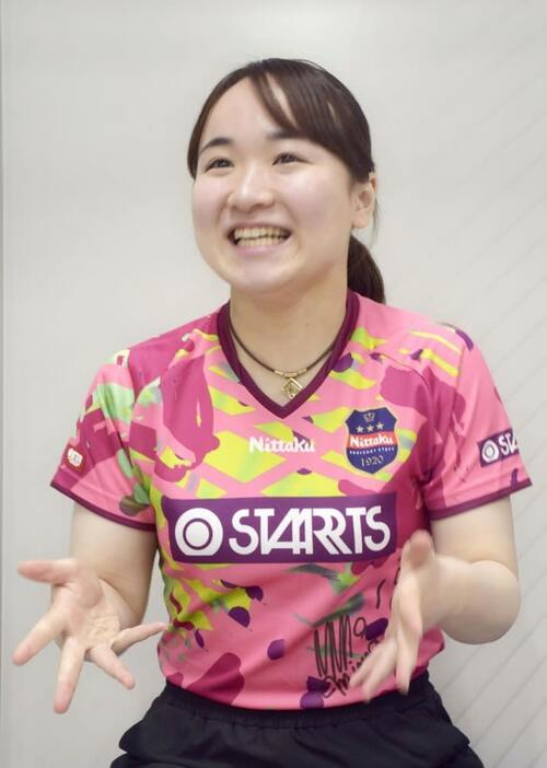 インタビューに応じる卓球の伊藤美誠選手＝３月３日