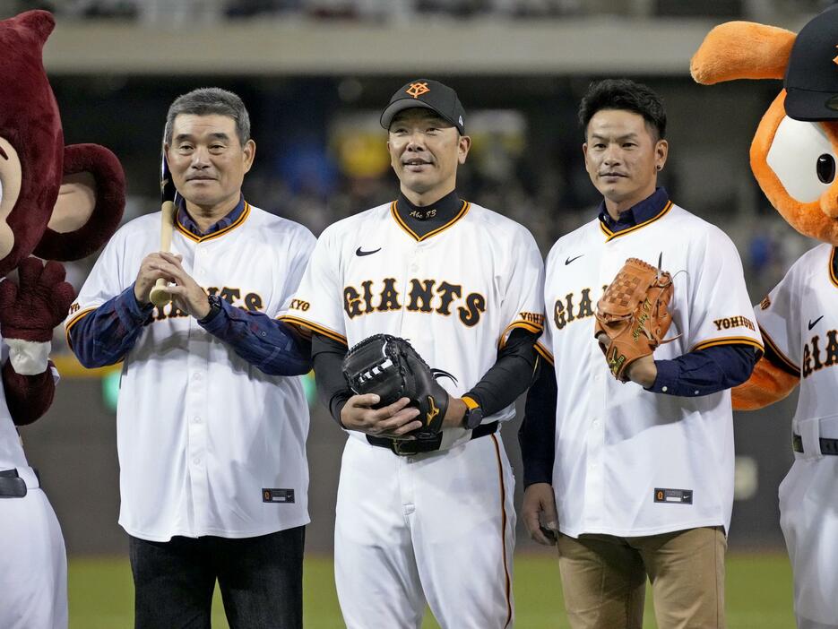 始球式を終え、巨人の阿部監督（中央）と写真に納まる呂明賜さん（左）と姜建銘さん＝台北ドーム（共同）