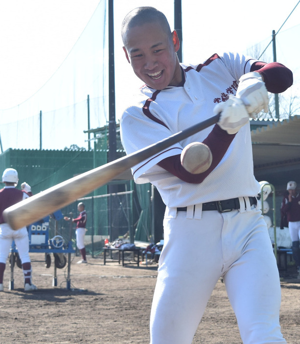 打撃練習する森田大翔外野手（２年）＝茨城県土浦市中村西根の常総学院野球部グラウンドで２０２４年２月１８日、川島一輝撮影