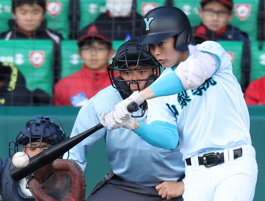 【創志学園－山梨学院】二回裏山梨学院2死一、二塁、岩城が中前適時打を放つ＝阪神甲子園球場で2024年3月26日、滝川大貴撮影