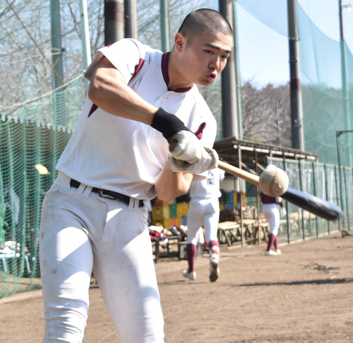 打撃練習をする近藤和真左翼手（２年）＝茨城県土浦市中村西根の常総学院野球部グラウンドで２０２４年２月１８日、川島一輝撮影