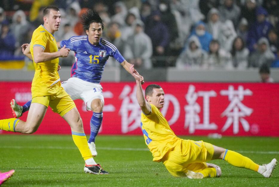 日本―ウクライナ　後半、チーム2点目のゴールを決める田中（15）＝ミクニワールドスタジアム北九州