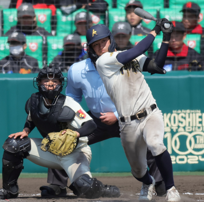 【作新学院―神村学園】八回裏神村学園１死二塁、今岡拓夢が左前打を放つ＝吉田航太撮影