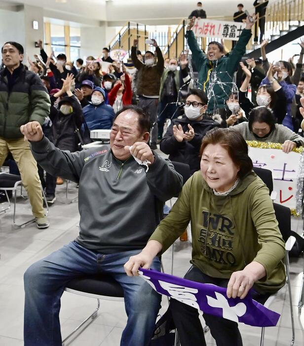 青森県五所川原市で行われたパブリックビューイングで、尊富士の優勝を喜ぶ祖父工藤弘美さん（手前左）と祖母洋子さん（同右）ら＝24日午後