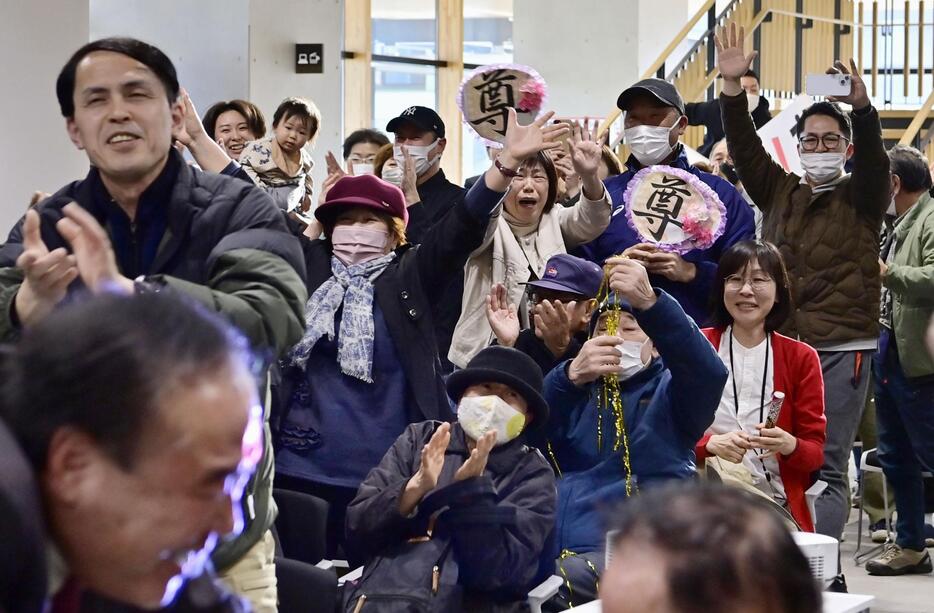 青森県五所川原市で行われたパブリックビューイングで、尊富士の優勝を喜ぶ人たち＝24日午後