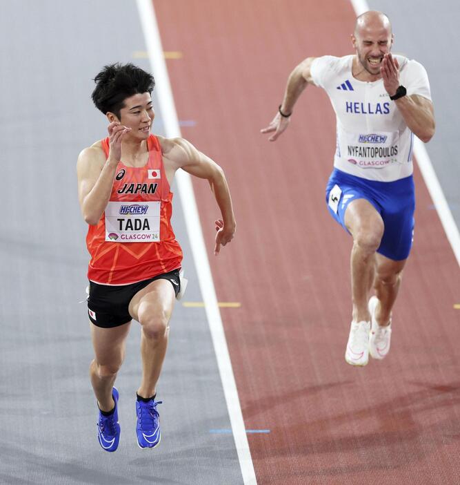 陸上の世界室内選手権の男子60メートル予選で走る多田修平（左）＝グラスゴー（ゲッティ＝共同）