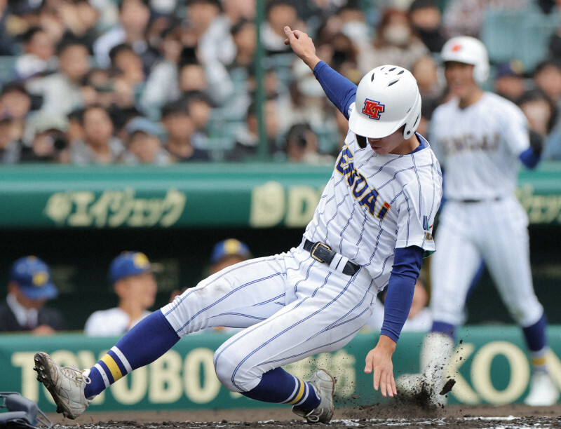 【明豊－健大高崎】一回裏健大高崎1死一、三塁、森山の犠飛で田中が生還＝阪神甲子園球場で2024年3月26日、喜屋武真之介撮影