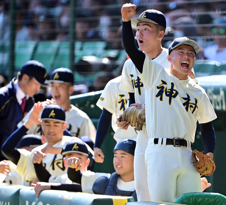 【神村学園－大阪桐蔭】一回表の先制点に盛り上がる神村学園の選手たち＝北山夏帆撮影