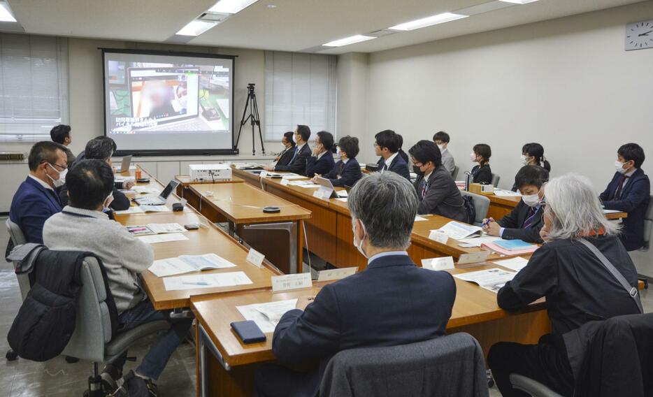 大阪府河内長野市役所で開かれた会議。高齢者への遠隔診療に関する実証実験の内容などが報告された＝2月