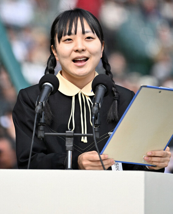 閉会式の司会を務める竪道夕夏さん＝阪神甲子園球場で2024年3月31日、三浦研吾撮影