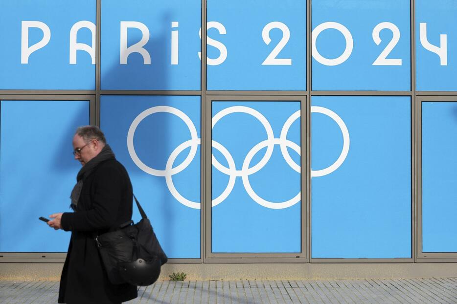 パリ五輪でバスケットボールなどが行われる会場に掲示された大会ロゴ＝20日、フランス・リール（ゲッティ＝共同）