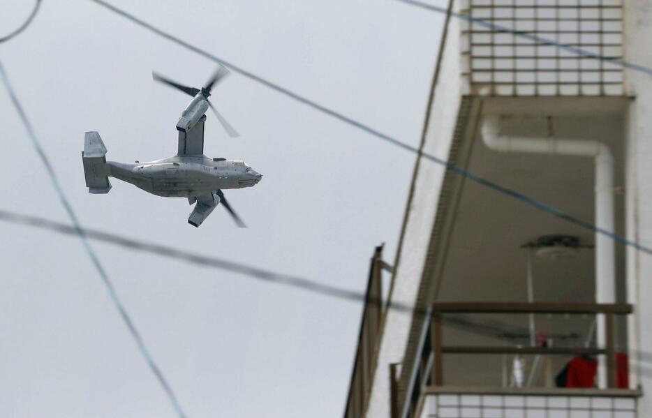 日本国内での運用を再開し、沖縄県宜野湾市の市街地上空を飛行する米海兵隊MV22オスプレイ＝14日午後2時17分