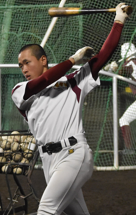 打撃練習する永木豪内野手（２年）＝茨城県土浦市中村西根の常総学院野球部グラウンドで２０２４年１月３０日、川島一輝撮影