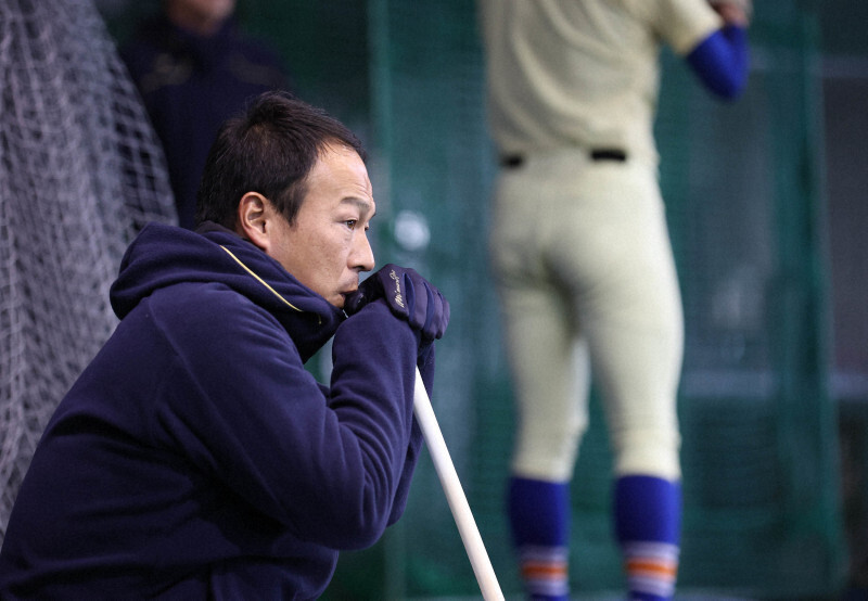 選手たちを見つめる星稜の山下智将監督＝金沢市の同校で2024年1月28日、三村政司撮影