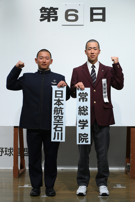 対戦が決まり健闘を誓う常総学院の若林佑真主将（右）と日本航空石川の宝田一慧主将＝大阪市北区の毎日新聞大阪本社オーバルホールで２０２４年３月８日、久保玲撮影