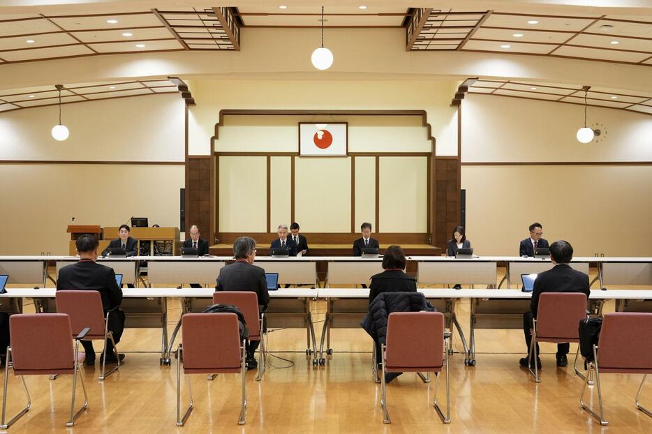 旧統一教会への財産監視強化を巡り、文科省が開いた宗教法人審議会＝6日午前、東京・霞が関