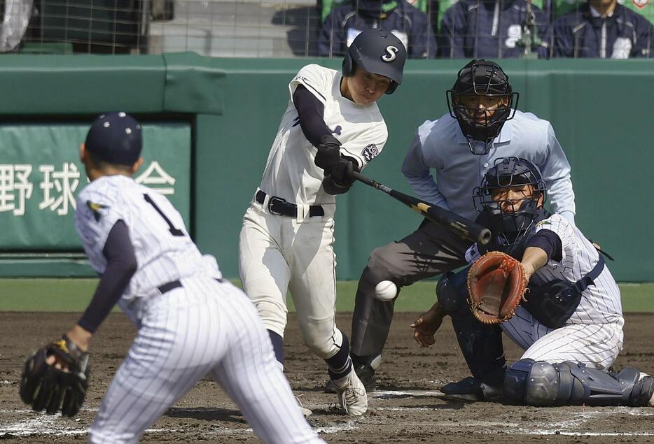 創志学園―別海　7回表創志学園2死一、二塁、後藤が右前に適時打を放つ。投手堺、捕手中道＝甲子園