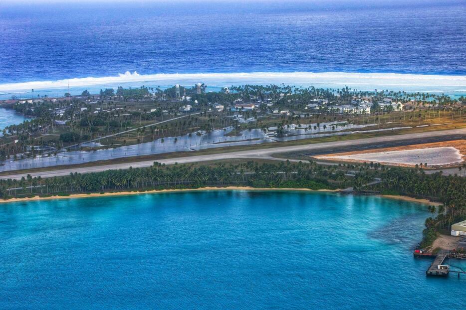 マーシャル諸島のクエゼリン環礁で、高波により浸水したロイ・ナムル島＝1月（米軍提供・共同）