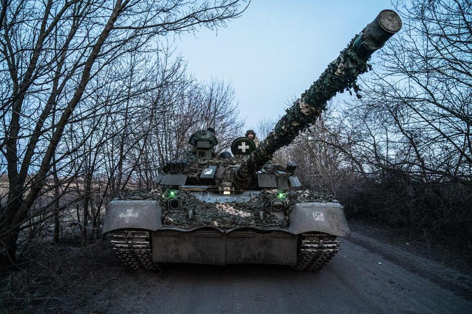 ウクライナ東部ドネツク州で戦闘に備えるウクライナ軍の戦車と兵士＝9日（ゲッティ＝共同）