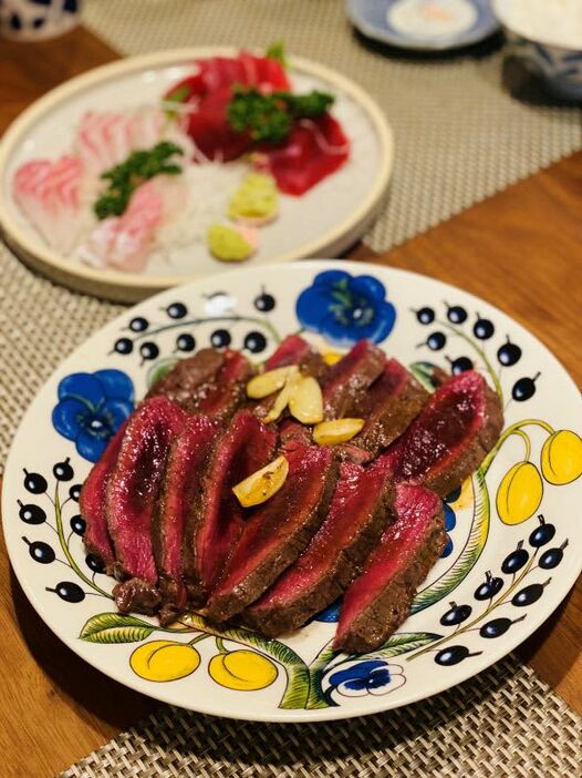 帰宅してバターで焼いた鹿肉。家族みんなでいただいた。くせのない柔らかな赤身は熊とはまた全然違うおいしさだ