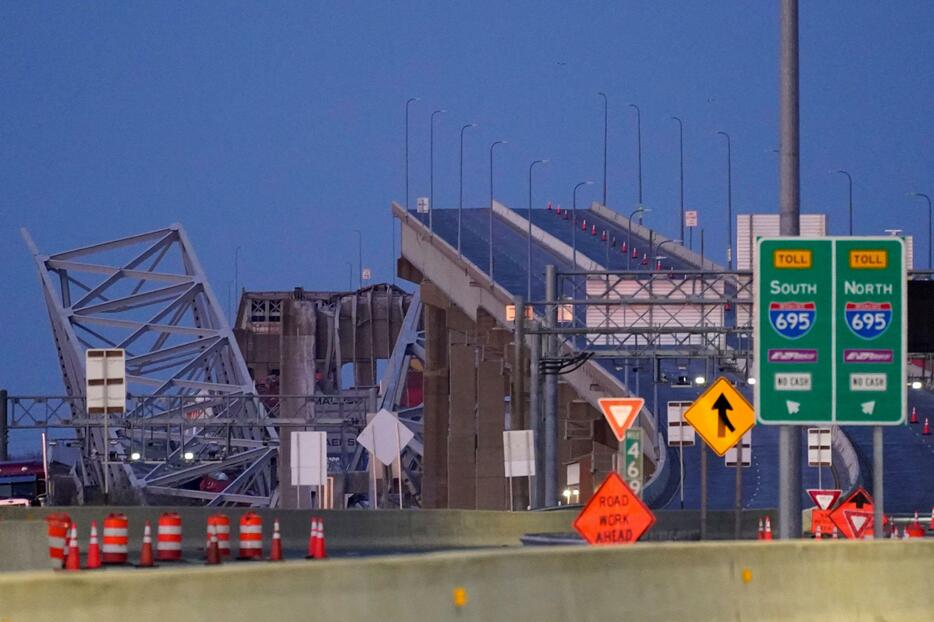 26日、米東部メリーランド州ボルティモアで崩落した橋（ロイター＝共同）