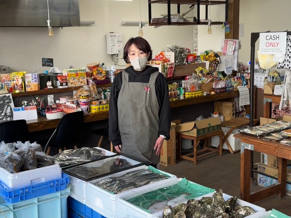 高田優子さん。店内に新鮮な魚や加工品が並ぶ